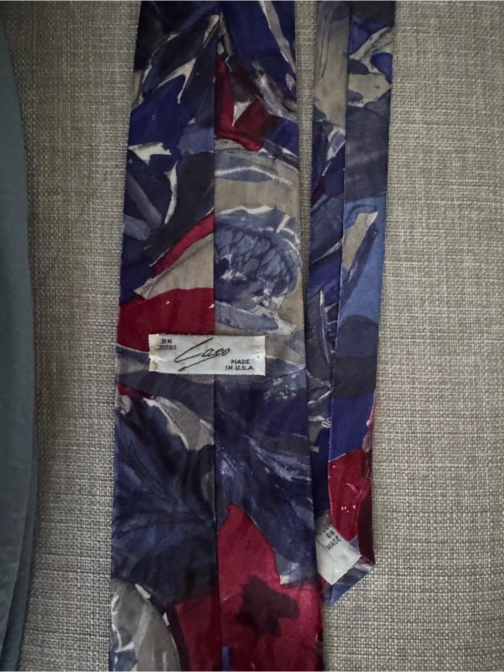 Vintage Caco Men’s necktie made in the USA Abstract red, blue, gray/cream